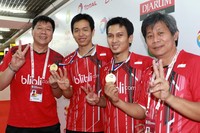 Sang juara bersama pelatih Herry Iman Pierngadi (kanan) dan asisten pelatih, Aryono Miranat (kiri).