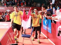 Hendra dan Ahsan melakukan victory lap di depan publik Istora yang tak henti-hentinya memberi dukungan kepada mereka.