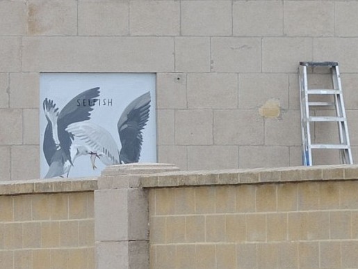 Bansky Serbu Taman Bermain di Inggris