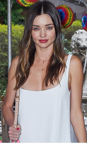 Miranda Kerr Pelukan di Pantai dengan Pacar Baru Berusia 7 Tahun Lebih Muda