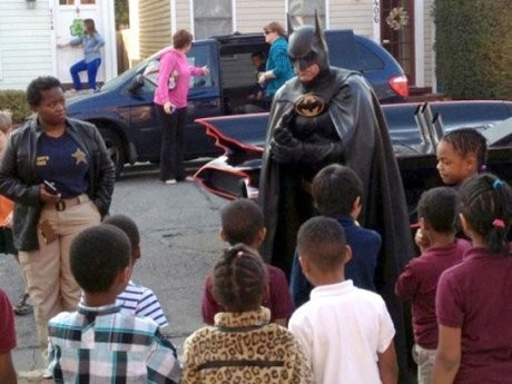 Pria Dermawan Pecinta Mobil Batman Ini, Tewas Bersama Mobilnya