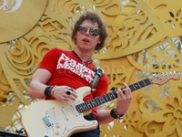 Sementara Matt mengenakan kaus merah putih bertuliskan 'DAMN! I LOVE INDONESIA' dari Daniel Mananta. Pool/Gus Mun/detikFoto.