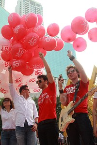 Mereka juga ikut melepas 7.000 balon. Pool/Gus Mun/detikFoto.