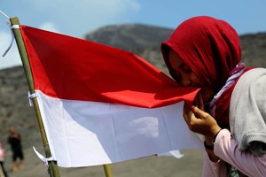 Mengibarkan Merah Putih di Lereng Anak Krakatau
