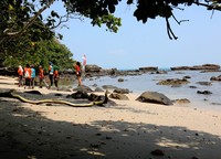 Pantai Guci Batu Kapal adalah pantai yang berada di Kalianda, Lampung Selatan. Jika dilihat, pantai ini memiliki cukup banyak batu karang yang berserakan di tepiannya (Reno/detikTravel)