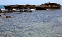 Menurut legenda, dahulu ini adalah pelabuhan yang sibuk. Namun karena terlalu sibuk, Si Pahit Lidah pun mengutuk pelabuhan ini dan semua yang ada di sana jadi batu (Reno/detikTravel)