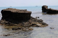 Sang Pahit Lidah adalah seorang tokoh legenda yang suka mengutuk. Ia datang ke pantai itu dan orang-orang sedang terlalu sibuk. Karena merasa diacuhkan, dia pun mengutuk pelabuhan tersebut (Reno/detikTravel)