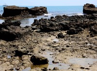 Penampakan pantai Guci Batu Kapal. Ada legenda lain tentang sebuah guci besar setinggi manusia yang ditinggalkan di pantai ini. Lalu, jika ada yang masuk ke dalamnya, orang tersebut bisa menghilang (Reno/detikTravel)