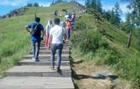 Namun justru perjalanan panjang itu adalah bagian dari atraksi. Suguhannya berupa bentang alam yang menakjubkan, gunung-gunung berbatu di antara jalanan naik-turun dan berkelok (Danu/detikTravel)