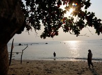 Pantai Guci Kapal Batu di Kalianda, Lampung Selatan, punya panorama matahari terbenam yang eksotis. Warga dan wisatawan asyik bermain pasir dan menikmati semilir angin di bawah semburat langit senja (Reno/detikTravel)