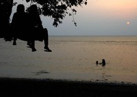Pantai Guci Batu Kapal adalah salah satu pantai favorit di Lampung Selatan. Bibir pantainya panjang, pasirnya lembut, serta memiliki batu karang yang seakan menghimpit dari kedua sisinya (Reno/detikTravel)