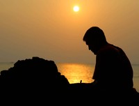 Peserta yang mengikuti Festival Petualangan Nusantara 2015 pun menikmati Keindahan matahari terbenam yang ditawarkan Pantai Guci Kapal Batu beberapa waktu lalu (Reno/detikTravel)