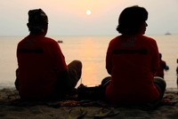 Kesan romantis terasa di bibir pantai saat matahari mulai terbenam. Mengabiskan sore sembari memandangi matahari yang memancarkan semburat warna jingga yang perlahan turun meninggalkan perasaan hangat (Reno/detikTravel)