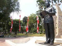 Taman Proklamasi beralamat di Jl Proklamasi, Jakarta Pusat. Ketika berkunjung ke taman ini, traveler tak hanya bisa bersantai di bawah pohon tapi juga mengenang kembali detik-detik Kemerdekaan RI. Naskah Proklamasi pertama kali dibacakan di area taman ini (Kurnia/detikTravel)