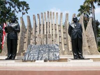Di dalam area taman yang luasnya sekitar 8 hektar ini, dibangun Monumen Proklamator Soekarno-Hatta, Tugu Petir dan tugu wanita. Ketiga landmark itu masih terawat dan terlihat bagus (Kurnia/detikTravel)