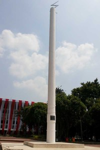 Tugu Proklamasi atau Tugu Petir yang ada di sisi kanan taman merupakan tempat berdirinya Bung Karno dan Bung Hatta, ketika teks Proklamasi dibacakan. Dinamakan seperti itu karena memang bagian atasnya ada sebuah lambang petir (Kurnia/detikTravel)