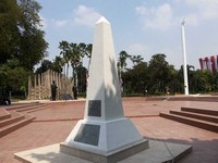 Pada sisi kanan taman bisa ditemukan sebuah tugu berbentuk Obelisk ala Mesir kuno. Ini merupakan tugu yang menjadi lambang dari perjuangan wanita (Kurnia/detikTravel)