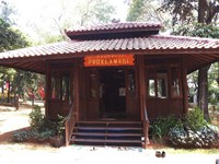 Fasilitas di taman juga cukup lengkap. Tersedia toilet serta musala yang bisa digunakan wisatawan (Kurnia/detikTravel)