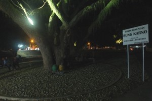 Menikmati Suasana Malam di Taman Renungan Bung Karno, Ende