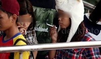 Tidak hanya remaja laki-laki, tampak juga remaja putri menghisap rokok.