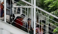 Mereka asik merokok dan pacaran, tidak merasa canggung atau malu ketika orang banyak yang lewat dan melihat mereka sedang merokok.     