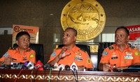     Sekarang pukul 12.44 WIT upaya evakuasi korban sudah ditemukan total 54 jenazah. Kondisi tidak utuh, ujar Kabasarnas Marsekal Madya FHB Soelistyo kepada wartawan di Base Ops Lanud Jayapura, Selasa (18/8/2015). Pool/Lamhot Aritonang/detikFoto.