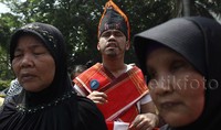 Mereka melakukan karnaval budaya ini menuju gedung DPR.
