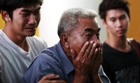 Tangis keluarga korban tak terbendung melihat jenazah korban ledakan bom di Kuil Erawan, Bangkok, Thailand. Chaiwat Subprasom/Reuters/detikFoto.