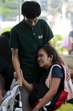 Isak tangis Keluarga Korban Bom di Bangkok