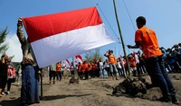 Berlabuh di Anak Krakatau sekitar pukul 08.45 WIB para peserta FPN 2015 langsung menyiapkan peralatan yang digunakan upacara bendera di lereng Gunung Anak Krakatau. Reno Hastukrisnapati Widarto/detikcom.