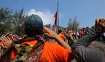 Mengibarkan Merah Putih di Anak Krakatau