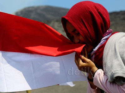 Mengibarkan Merah Putih di Anak Krakatau