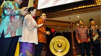 Ketua MPR Zulkifli Hasan memukul saat membuka seminar konstitusi dengan tema 'Mengkaji Wewenag MPR dalam Sistem Ketatanegaraan Indonesia'. Lamhot Aritonang/detikFoto.