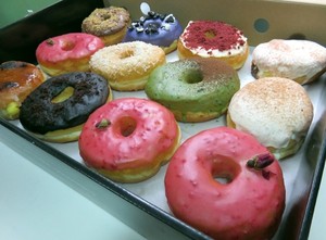 Dough Darlings: Wangi Legit Donat Artisan Rasa Ispahan dan Creme Brulee Bomb yang Unik