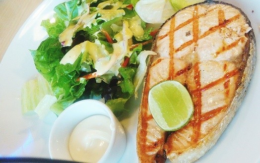 Bosan Beefsteak? Yuk, Makan Siang dengan Steak Salmon yang Lembut Gurih!