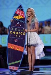Ini momen saat Britney Spears sukses meraih penghargaan khusus Choice Candie's Style Icon. REUTERS/Mario Anzuoni/detikFoto.