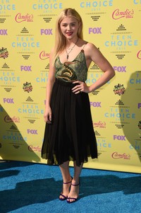Dibalut blus hijau bergambar ular dan dipadu rok hitam, Chloe Moretz jadi sorotan fotografer. Jason Merritt/Getty Images/detikFoto.