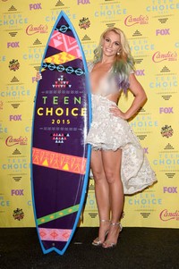 Di sesi foto, Britney pamer penghargaan yang diraihnya. Jason Merritt/Getty Images/detikFoto.
