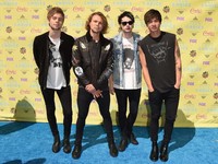 band pop rock asal Australia 5 Seconds of Summer tampil dengan gaya khas mereka. Jason Merritt/Getty Images/detikFoto.