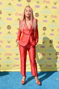 Rita Ora kenakan setelan berwarna merah menyala. Jason Merritt/Getty Images/detikFoto.