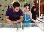 Senyum Bahagia Chacha Frederica dan Calon Suami