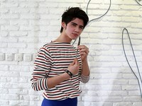 Alicious (fans Aliando) tentunya penasaran dengan akting Ali sebagai pelayan. Pool/Palevi S/detikFoto.