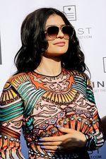 Makin Seksi! Kylie Jenner dalam Balutan Dress Mini Menerawang