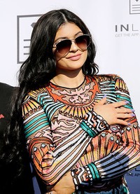     Seolah menutupi bagian dadanya, Kylie berpose sambil tersenyum di depan kamera. Raffi Kirdi/Getty Images for INLIST/detikFoto.