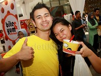 Raffi Ahmad bersama fans saat ditemui di Kemang Village, Jakarta Selatan akhir pekan lalu. Pool/Gus Mun/detikFoto.