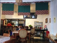 Restoran Mang Didi berlokasi di Jl. Lebak Bulus Raya I. Tempat ini mempunyai suasana khas Jawa klasik yang kental. Terlihat meja-meja kayu ditutupi taplak bermotif batik.