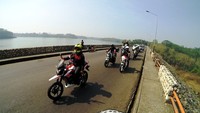 Bikers Honda CB150R StreefFire melakukan turing melewati waduk Karangkates, Malang, Jawa Timur sebagai rangkaian kegiatan StreetFire Parade Hari Kemerdekaan (17/8). AHM bersama jaringan main dealernya mengajak sekitar 900 bikers Honda menyambut HUT kemerdekaan RI ke-70 dengan mengadakan turing ke tempat bersejarah dan silahturahmi antar komunitas. (Istimewa/ PT Astra Honda Motor).