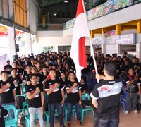 Sekitar 300 bikers Honda mengikuti upacara peringatan kemerdekaan RI ke-70 sebagai rangkaian kegiatan kegiatan Sumut Honda Bikers Day di the KOP Futsal, Medan, Sumatera Utara (16/8). AHM bersama jaringan main dealernya mengajak sekitar 900 bikers Honda menyambut HUT kemerdekaan RI ke-70 dengan mengadakan turing ke tempat bersejarah dan silahturahmi antar komunitas. (Istimewa/PT Astra Honda Motor).