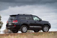 Bagian belakang, Toyota mendesain ulang lampu sehingga bagian belakang mobil terkesan lebih lebar. Perubahan pada bagian eksterior itu juga dilengkapi oleh kehadiran dua varian warna baru yakni Copper Brown Mica dan Dark Blue Mica. (Istimewa/ Toyota Motor)