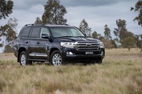 Bagian depan,tampilan di eksterior Land Cruidser versi anyar itu terlihat mencolok pada bagian grille tiga bilah yang memanjang horosontal ke lampu utama LED. Pada bagian kap mesin juga memberikan kesan berotot pada Toyoto Land Cruiser model baru ini. (Istimewa/ Toyota Motor)
